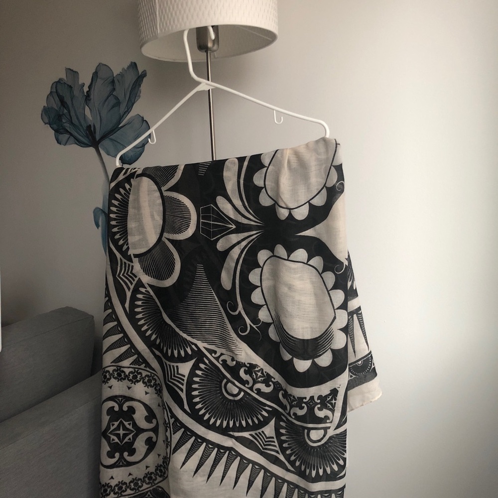 Black & white scarf